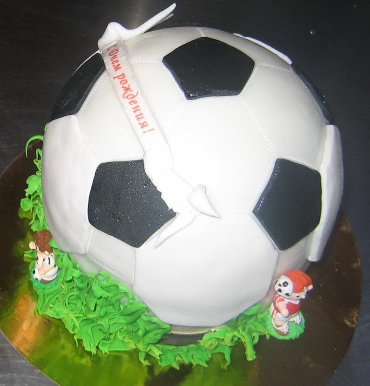 Торт для футбольного фаната в виде мяча